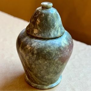 Soapstone decorative
Vase w/ lid trinket box
Round Shape made in India 4” decor